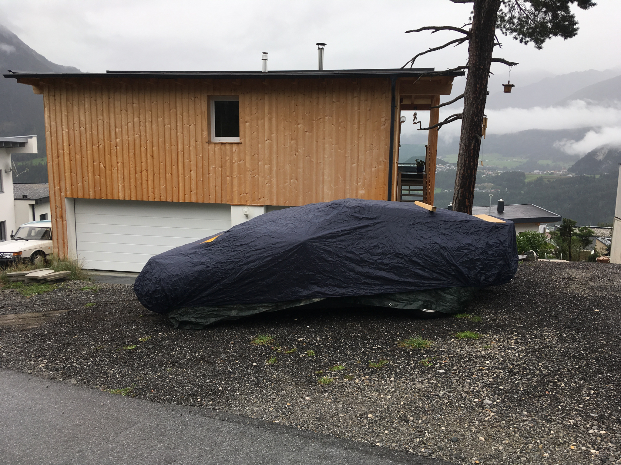 Überwintert unter Planen in den Bergen
