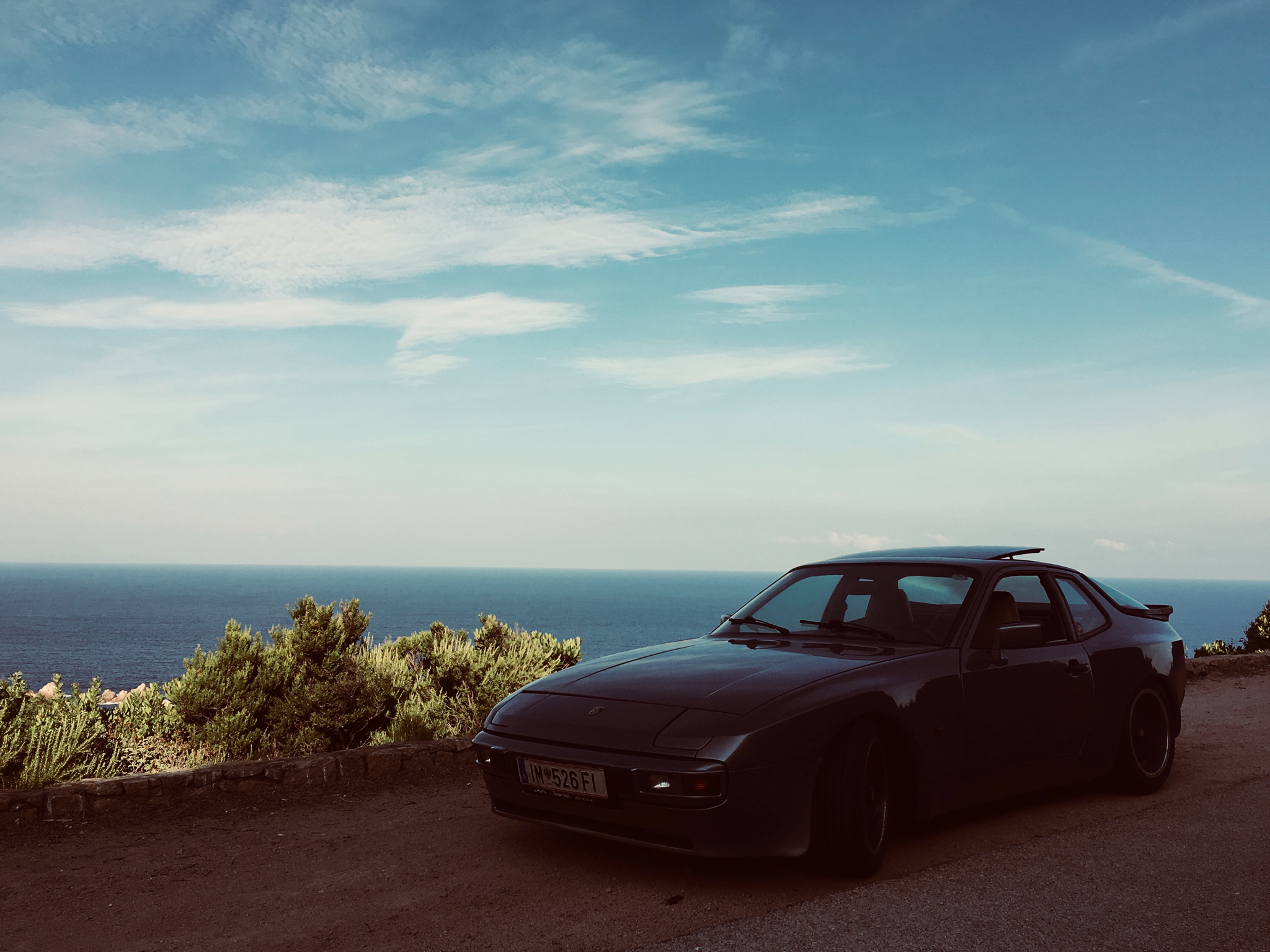 Porsche 944 an der Küste — Sardinien