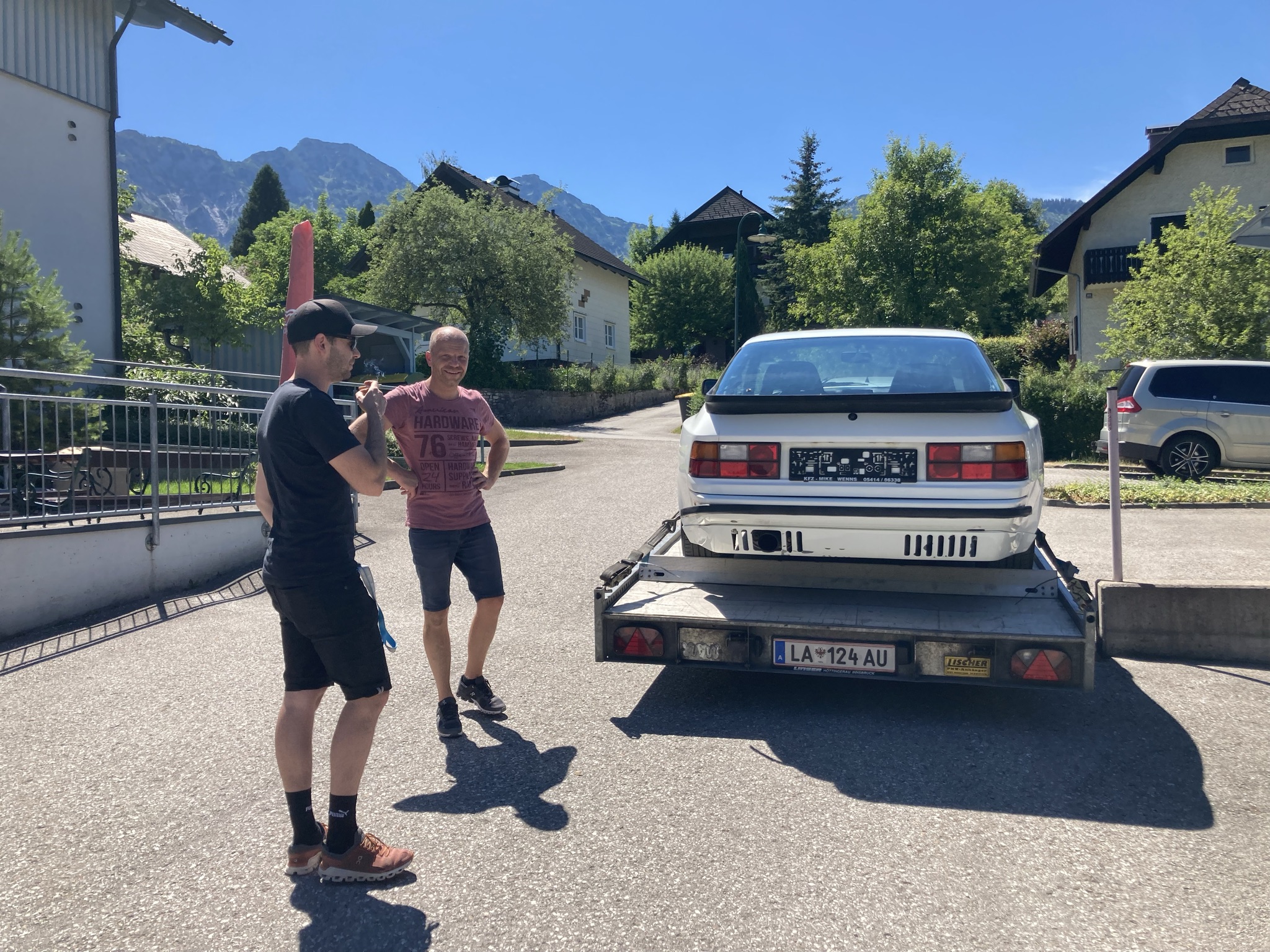 Porsche 944 auf dem Anhänger