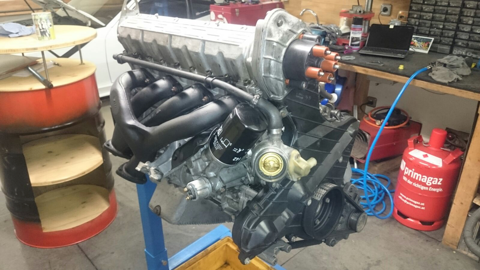 Porsche-944-Motor auf dem Prüfstand in der Werkstatt