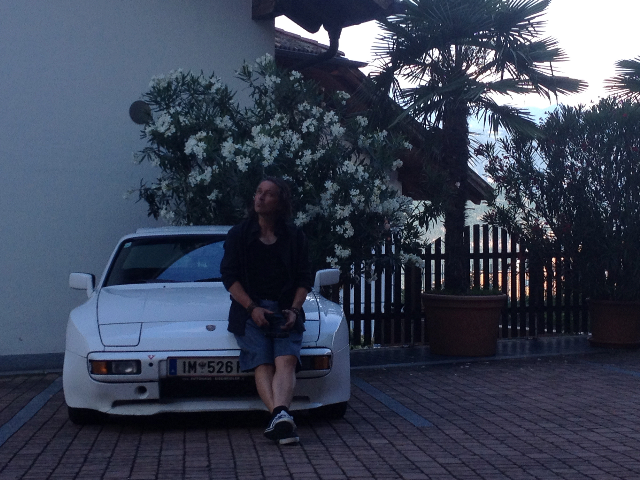 Weißer Porsche 944 im Innenhof